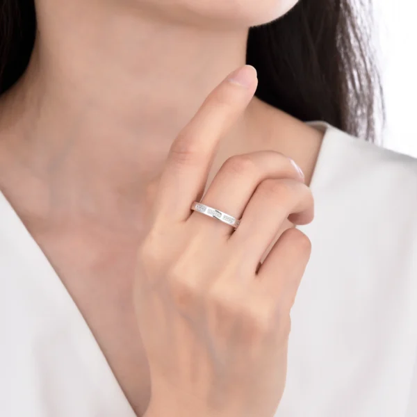 mujer usando anillo alianza