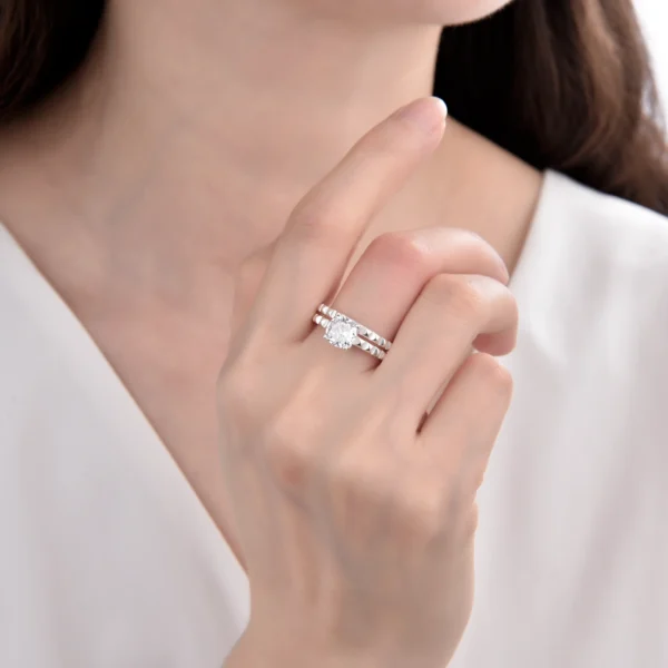 mujero usando anillo de matrimonio