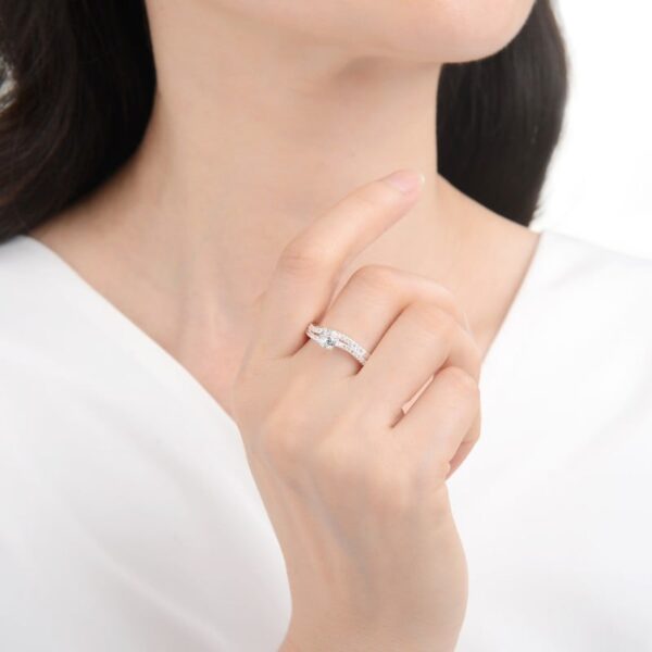 mujero usando anillo de matrimonio