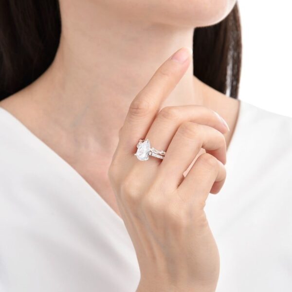 mujero usando anillo de matrimonio