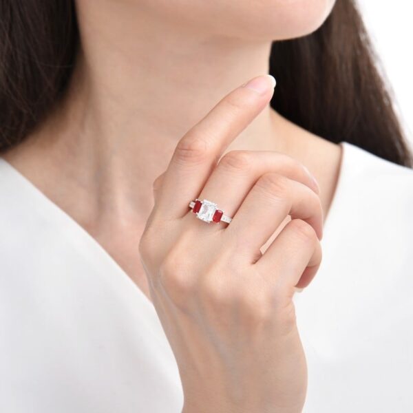 mujero usando anillo de matrimonio