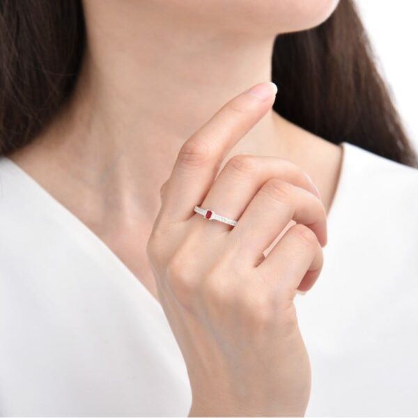 mujero usando anillo de matrimonio