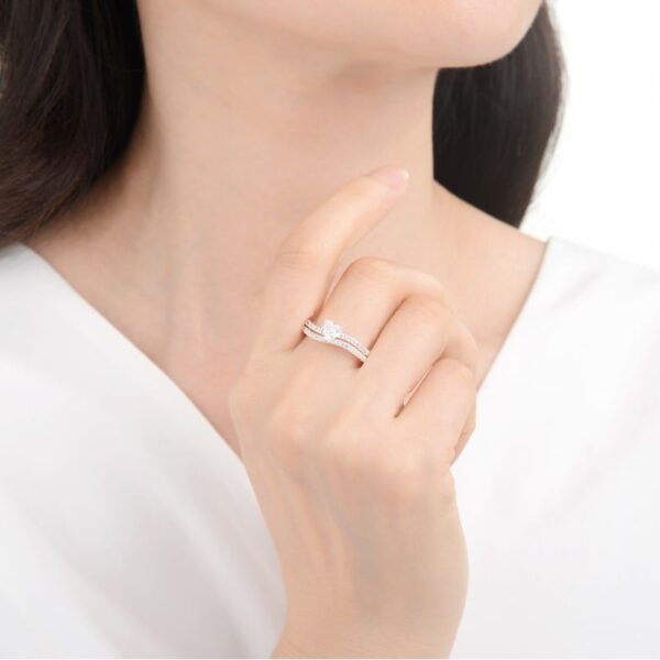mujero usando anillo de matrimonio