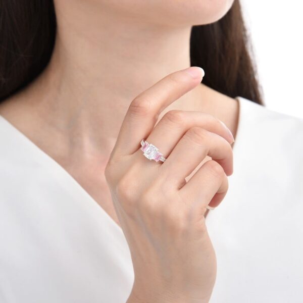 mujero usando anillo de matrimonio