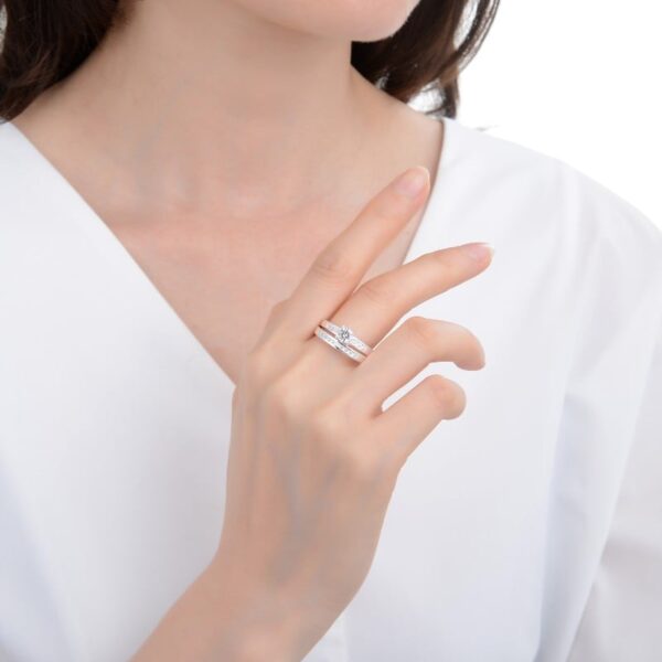 mujero usando anillo de matrimonio