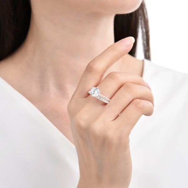 mujer usando anillo de matrimonio