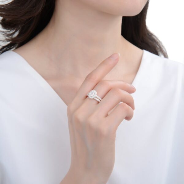 mujer usando anillo de matrimonio