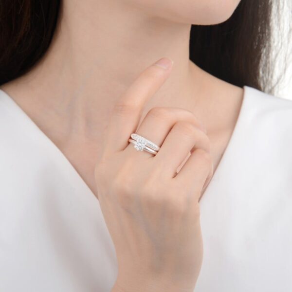 mujer usando anillo de matrimonio