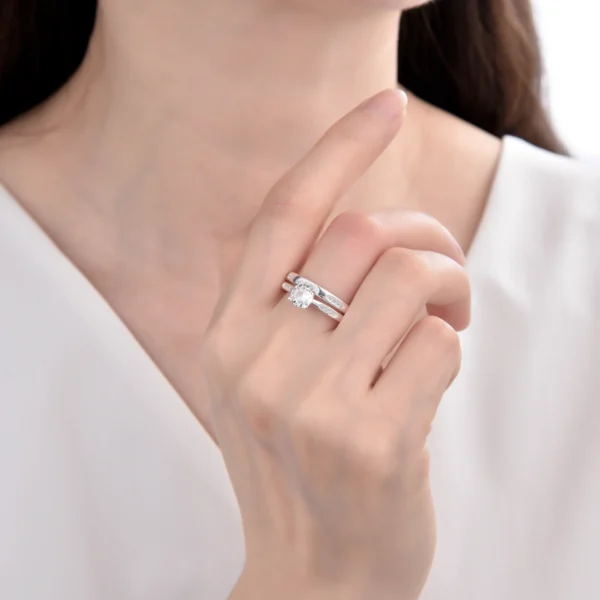 mujer usando anillo de matrimonio