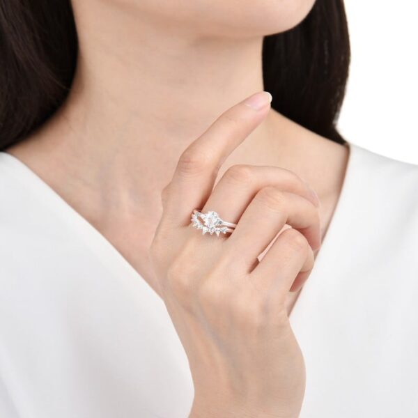 mujero usando anillo de matrimonio
