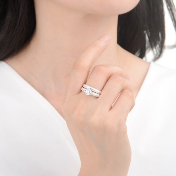 mujero usando anillo de matrimonio