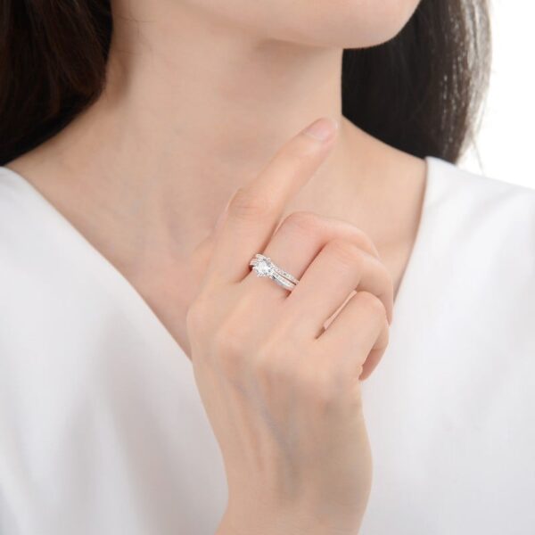 mujero usando anillo de matrimonio