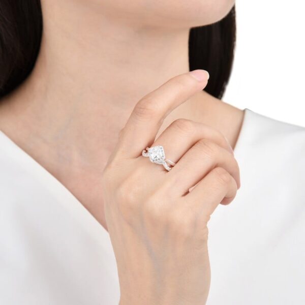 mujer usando anillo de matrimonio