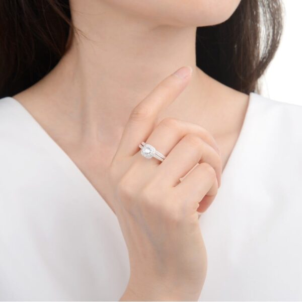 mujer usando anillo de matrimonio