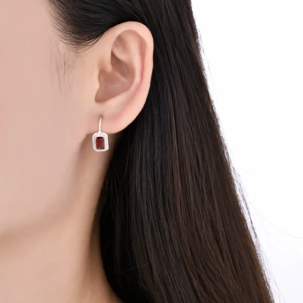 mujer usando aretes de zarcillos cuadrados