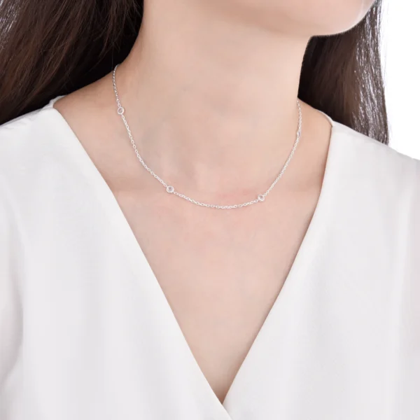 mujer usando gargantilla - choker